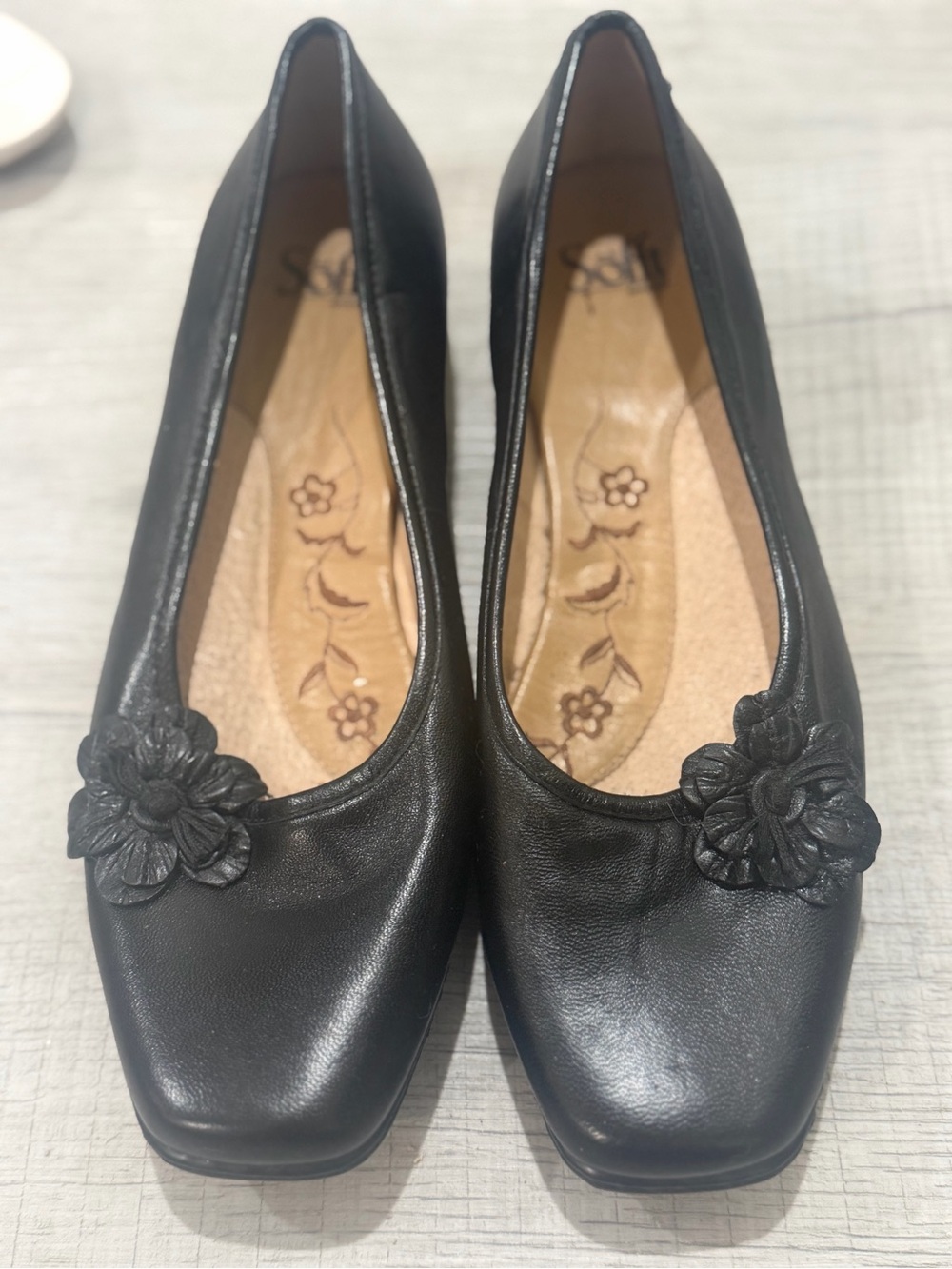 Sofft Black Floral Appliqué Ballet Flats